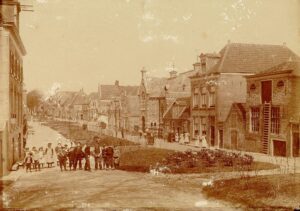Gedempte Venedie in Enkhuizen met verschillende huizen uit die straat.