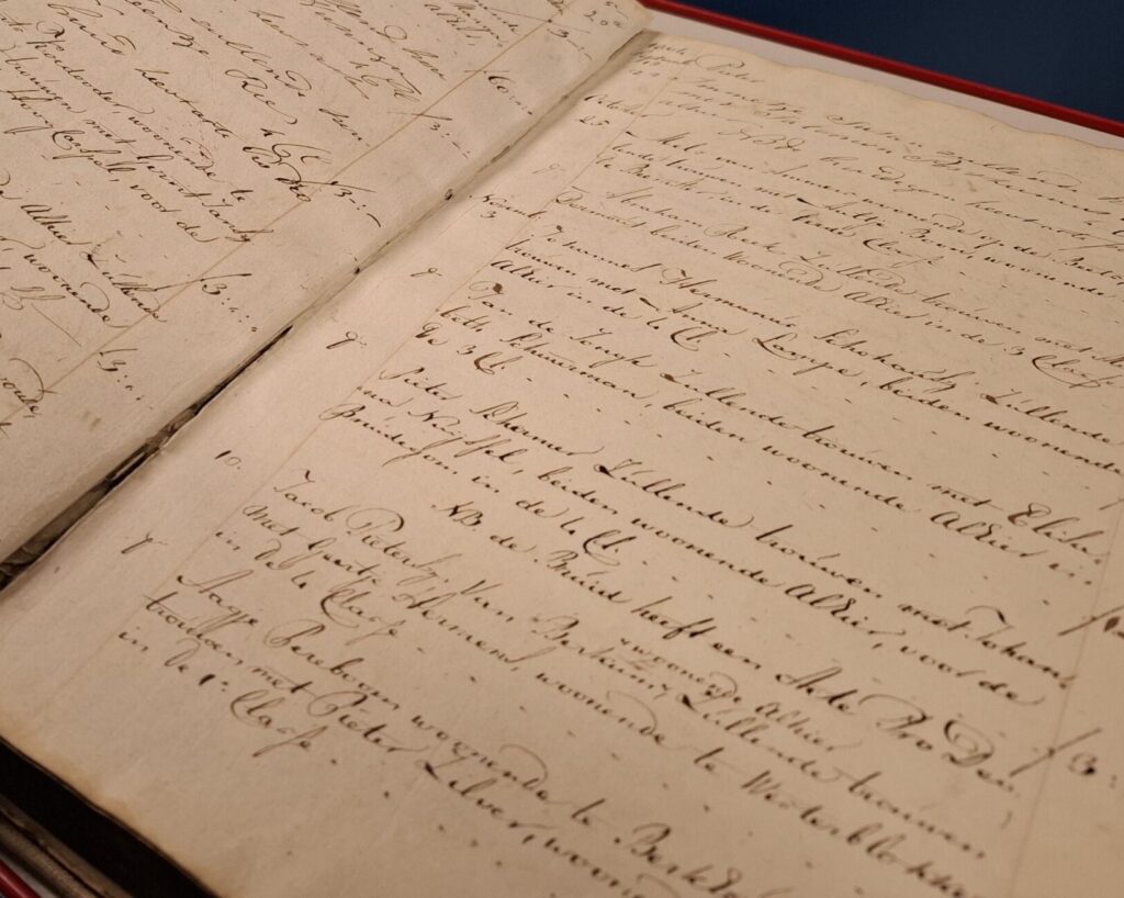 Een opengeslagen boek met trouwinschrijvingen uit 1804, liggend op een kar in het archiefdepot.