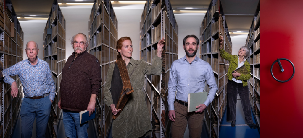 Verschillende ambassadeurs uit het jubileumboek staan in de archiefkluis.