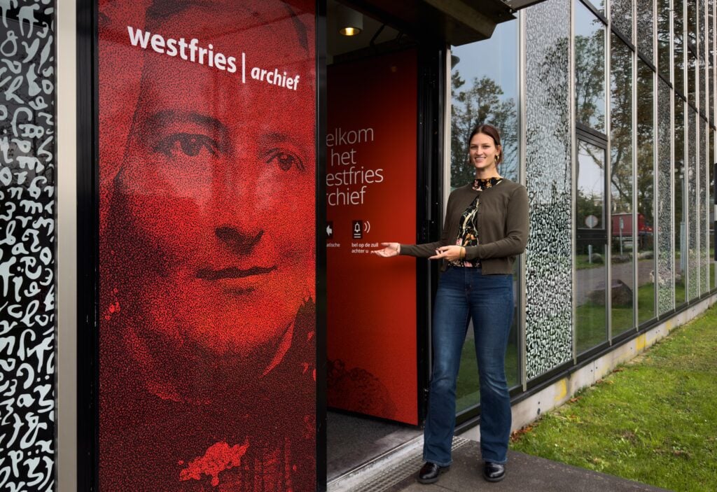 Collega Anna heet iedereen van harte welkom op onze open dag.