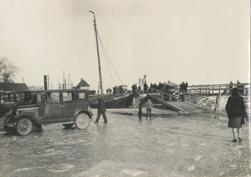 auto’s op het ijs bij de Wierdijk in Enkhuizen, vermoedelijk in 1929