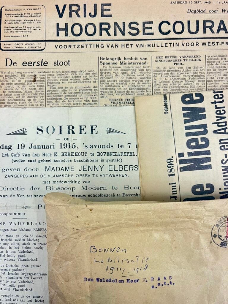 Verzameling van stukken uit de schenking van het Westfries Genootschap met onder andere kranten, een envelop met bonnen uit de tweede wereldoorlog en een uitnodiging voor een soiree.