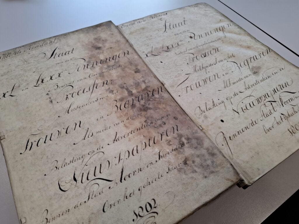 twee oude boeken met daarin trouw- en begraafgegevens
