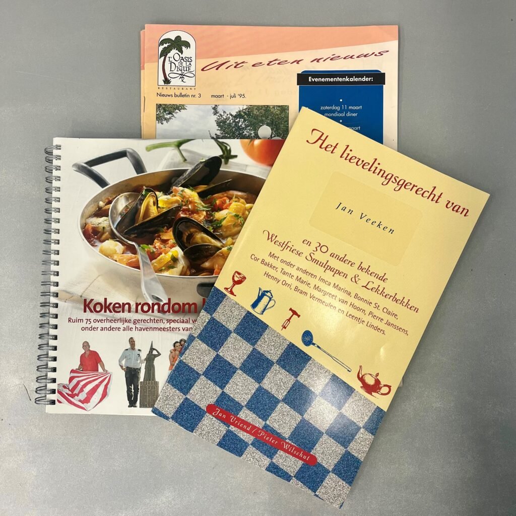 Verschillende kookboeken en -brochures met Westfriese gerechten.