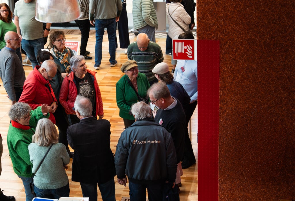 Een groep bezoekers van het Westfries Archief