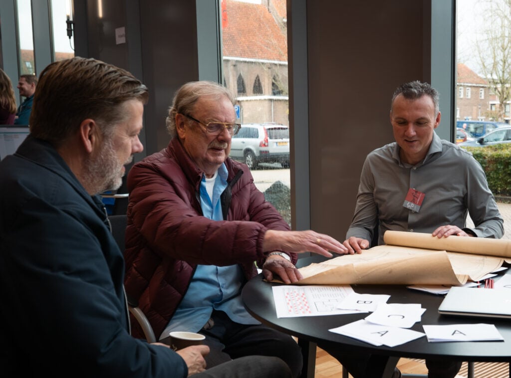 Collega Ben Bodewes ontvangt op de open dag van 25 oktober de gedetailleerde kaartrol van het rioolstelsel in Hoorn.