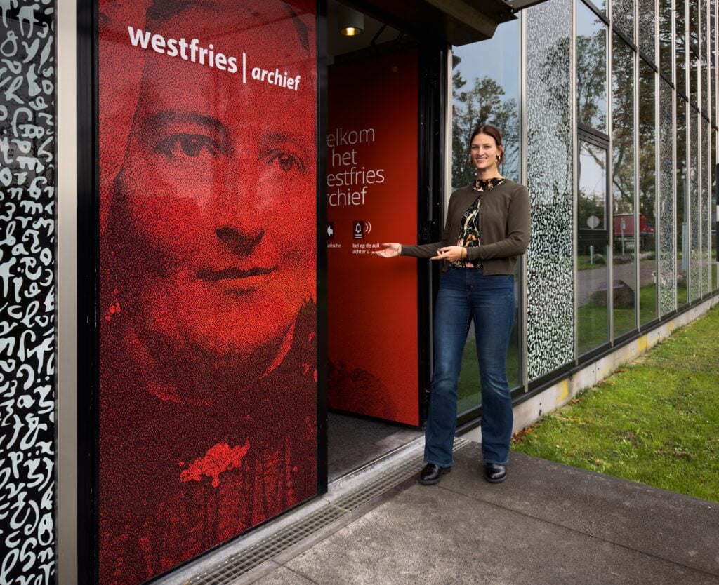 Collega Anna heet iedereen van harte welkom op onze open dag.