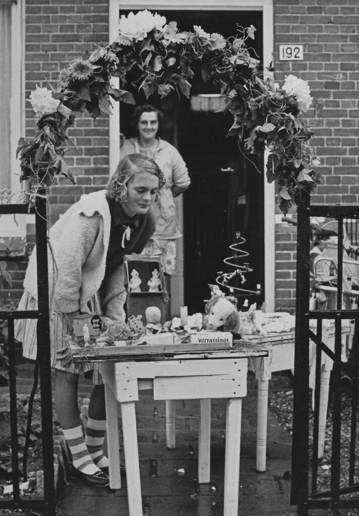 Meisje met versierde tafel voor Hoornse Sint Maarten viering.