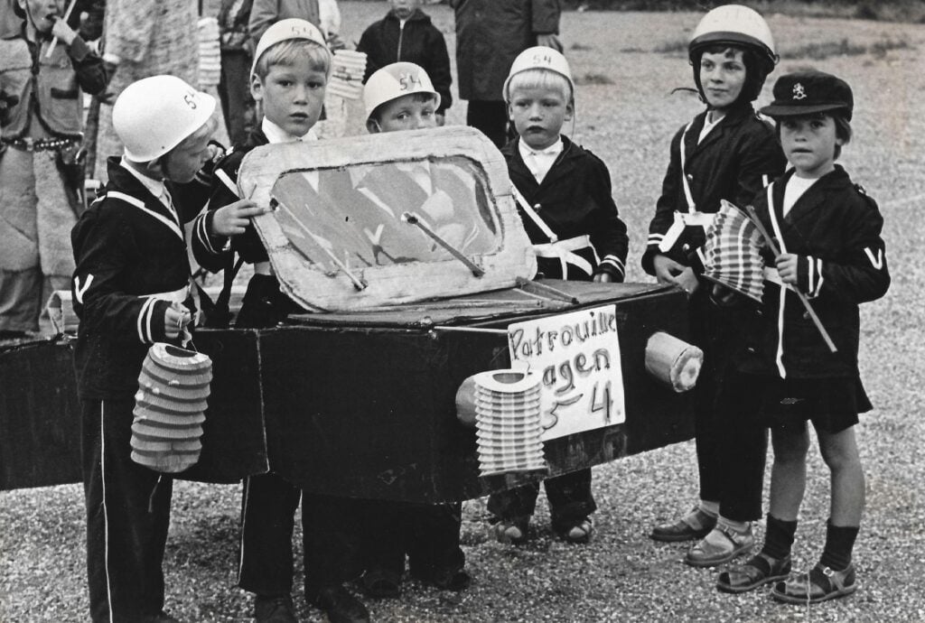 Hoornse kinderen verkleed als politie voor Sint Maarten feest in Hoorn