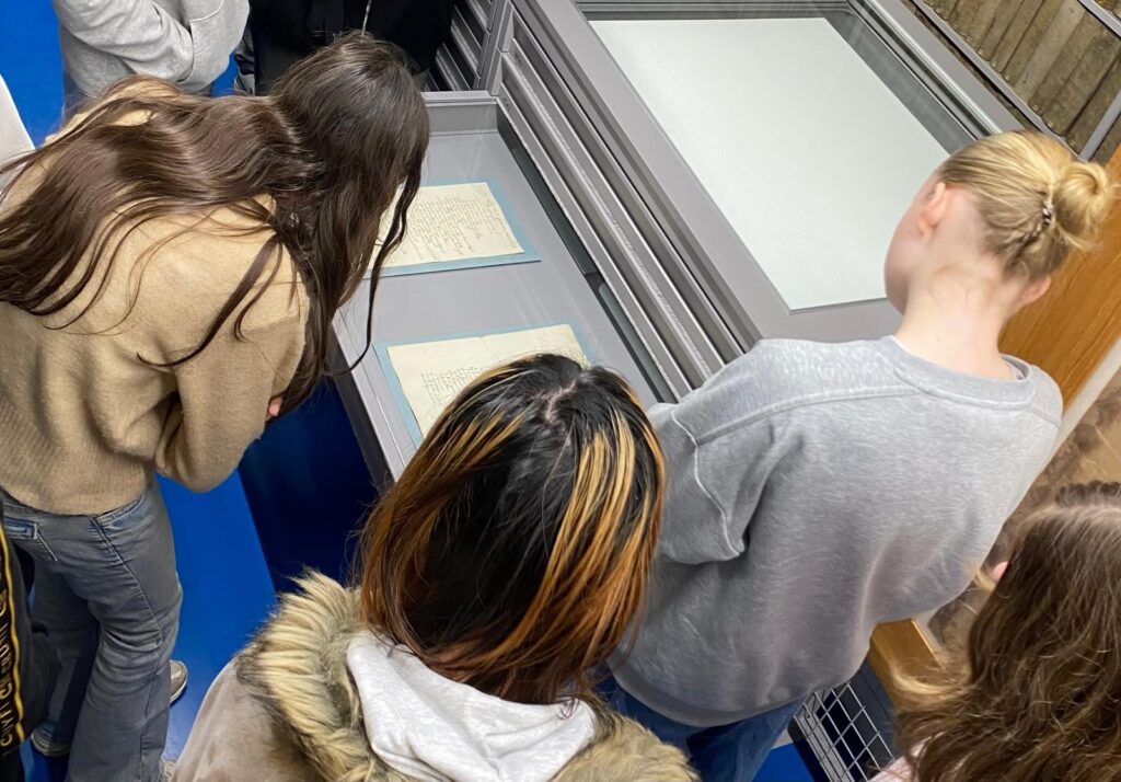 Leerlingen buigen zich over de ‘boodschappenlijsten’ in de archiefkluis.