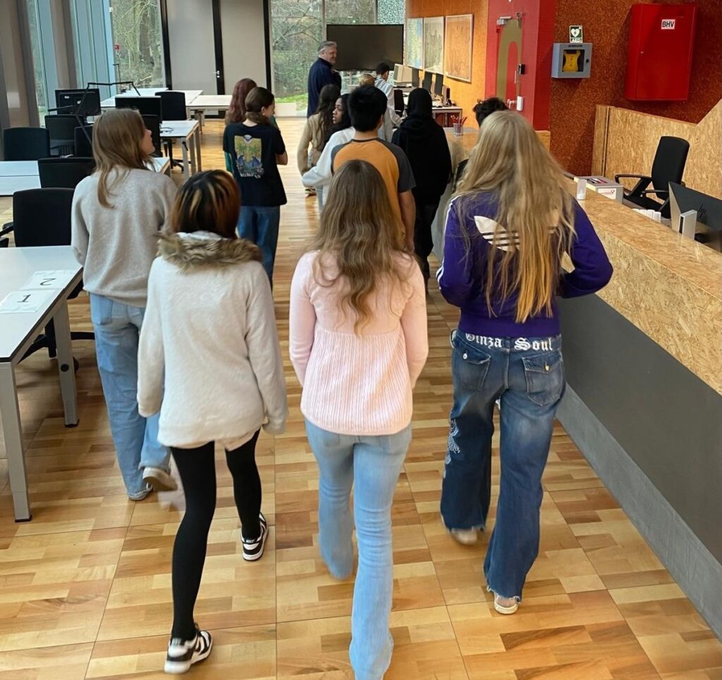 Leerlingen van de Copernicus scholengemeenschap op bezoek in het Westfries Archief.