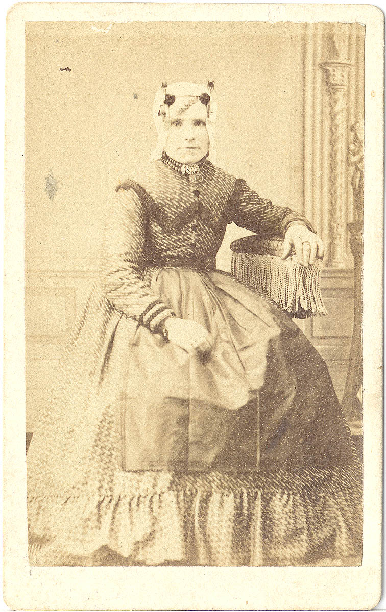 Carte-de-visite van Marijtje Schoenmaker uit Venhuizen. Deze foto is omstreeks 1870 gemaakt door L. I. Reens