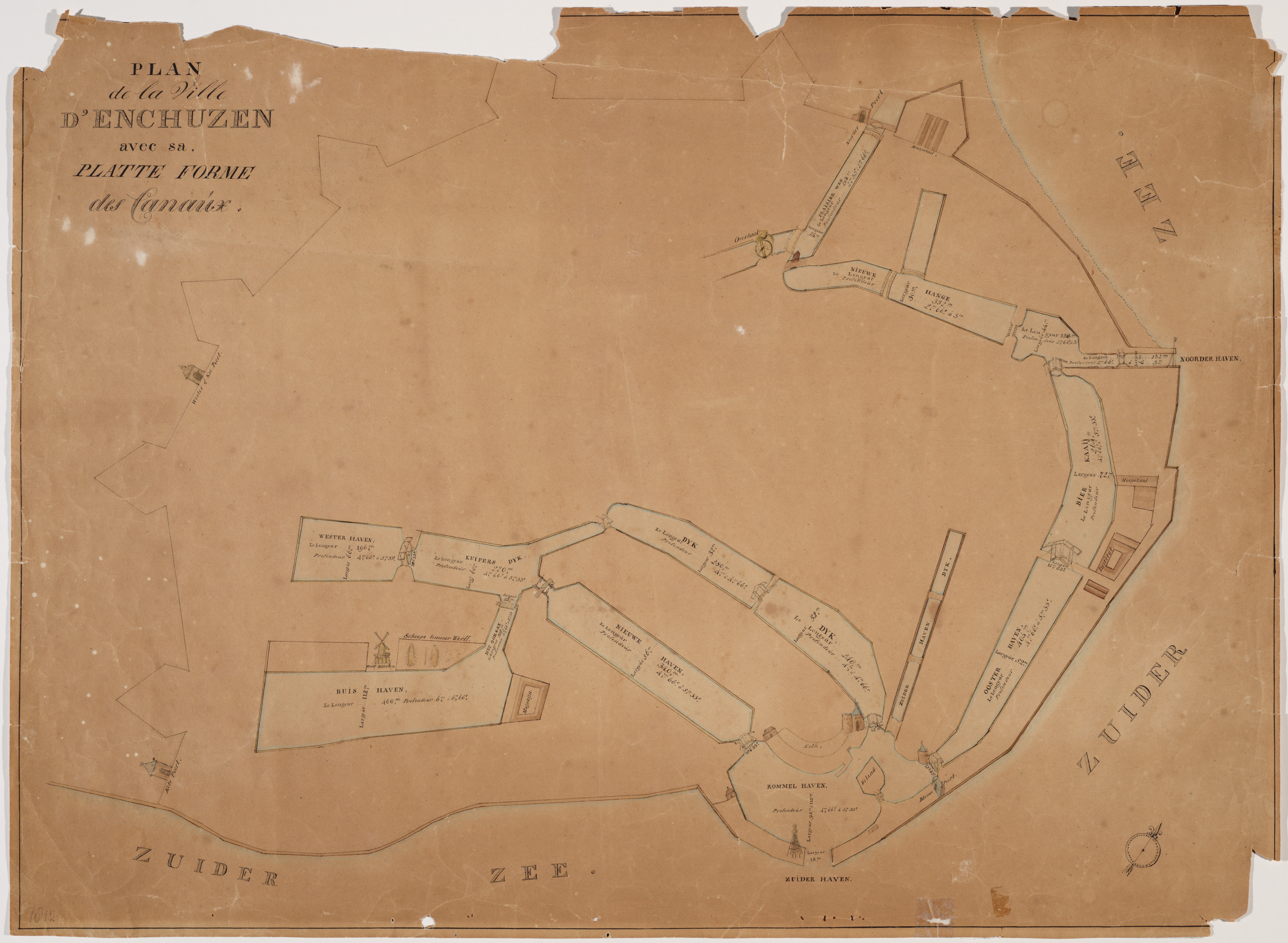 Plattegrond van de stad Enkhuizen ten tijde van de Franse tijd. Beeld de havens, wateren, poorten, bruggen en belangrijke gebouwen af.