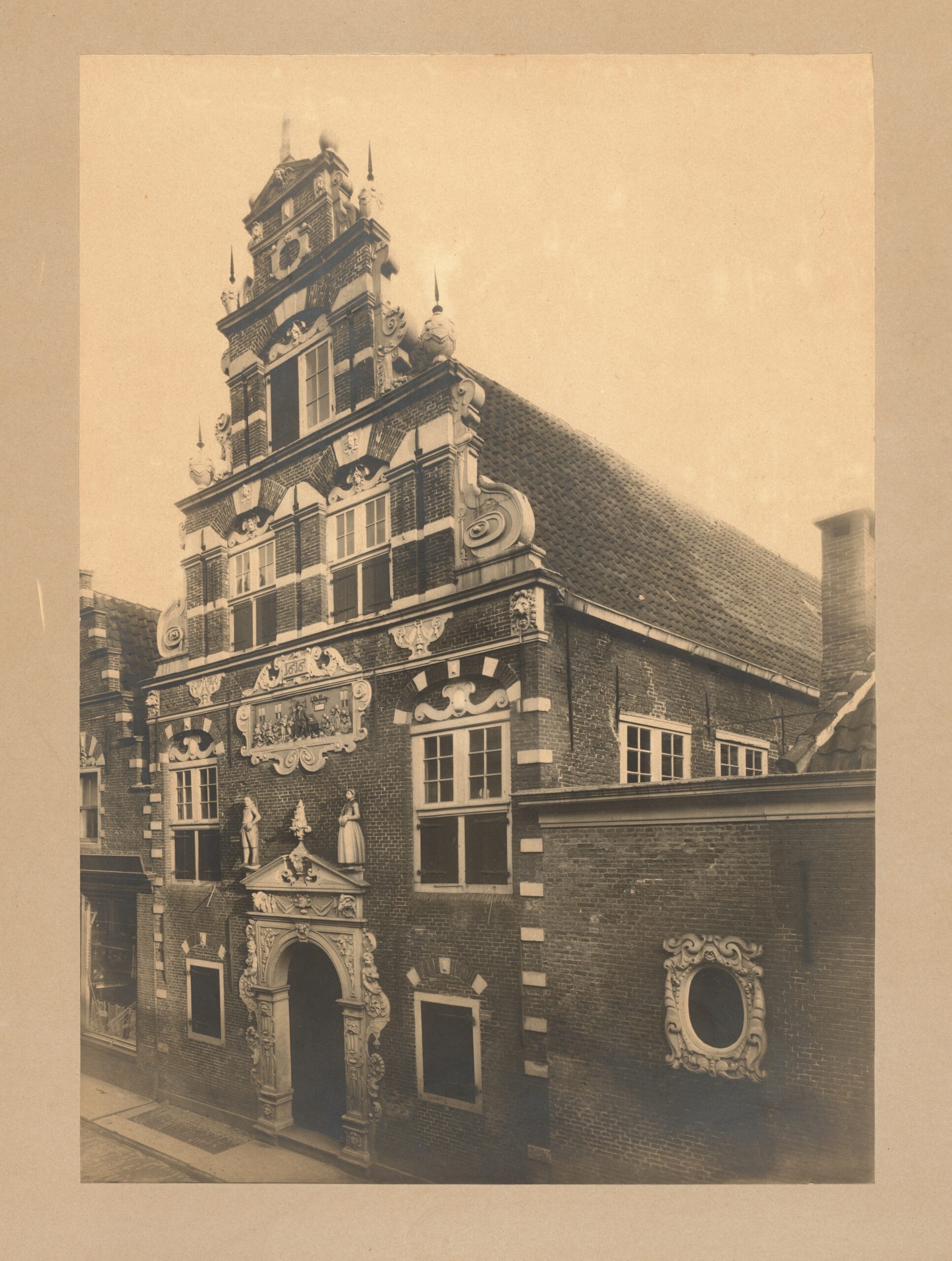 Voorgevel van het gereformeerd weeshuis in Enkhuizen rond 1900.