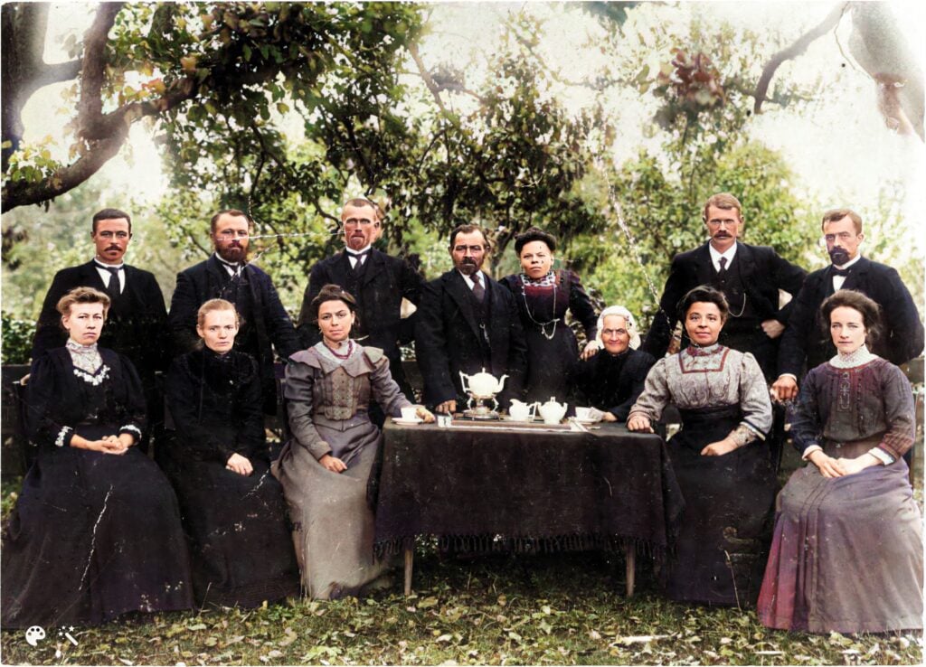 Familie Valentijn in Hem omstreeks 1910. De foto is digitaal ingekleurd.