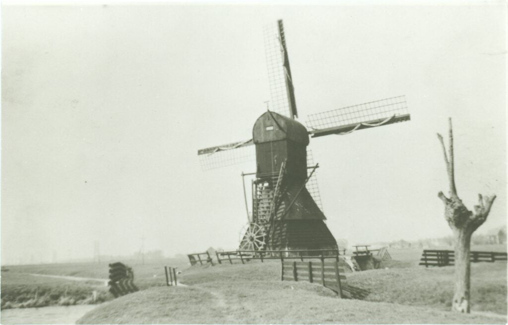 De Weel en Braken in Obdam omstreeks 1953. De molen dateert van 1670 en is uniek voor Noord-Holland boven het IJ.