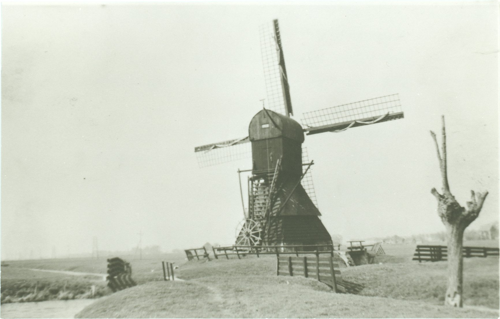 De Weel en Braken in Obdam omstreeks 1953. De molen dateert van 1670 en is uniek voor Noord-Holland boven het IJ.