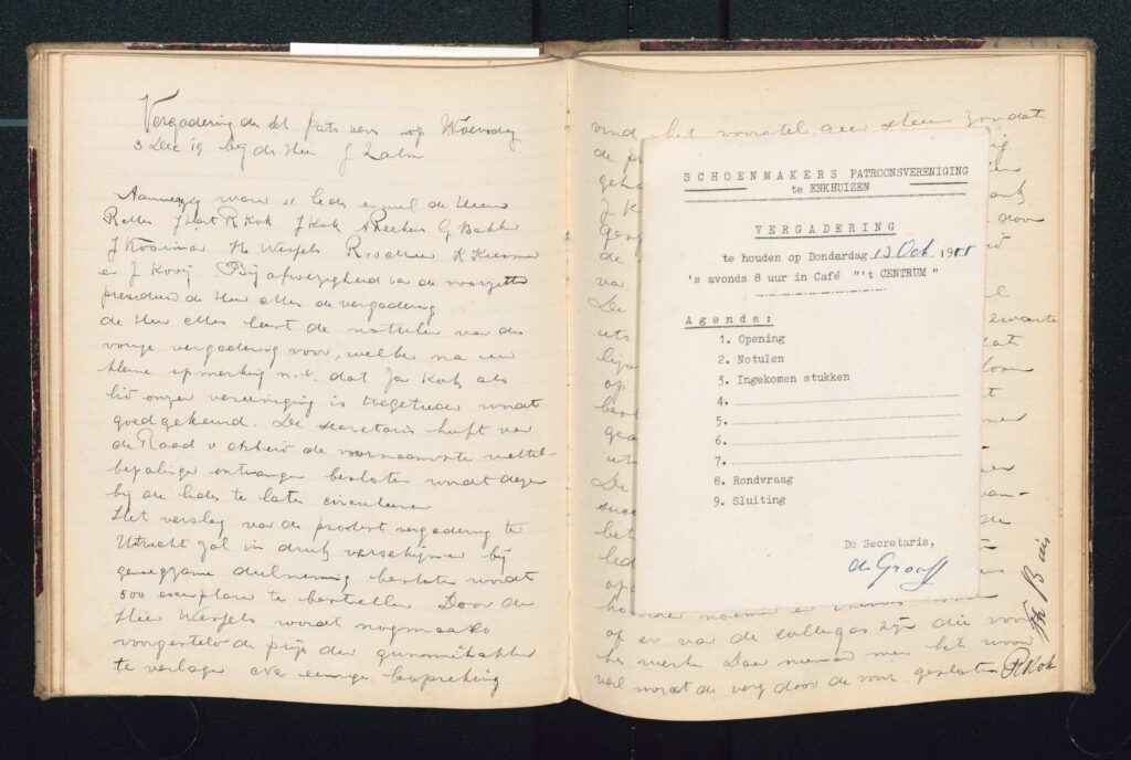 Pagina uit het notulenboek van de Schoenmakers Patroonvereniging te Enkhuizen.