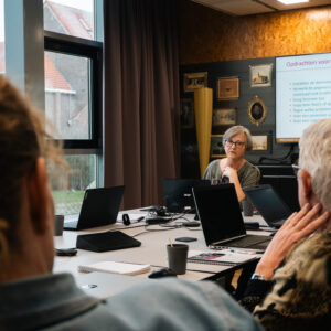Deelnemers cursus stamboomonderzoek luisteren naar docent
