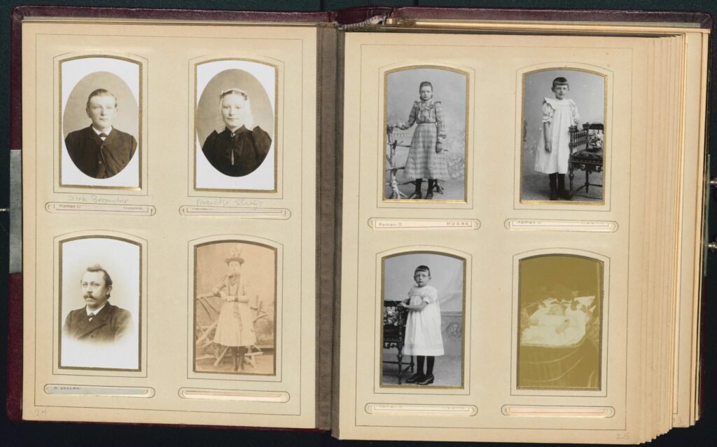 Pagina uit een fotoalbum van de schenking met meerdere personen, waarvan de namen zoveel mogelijk zijn ingevuld.