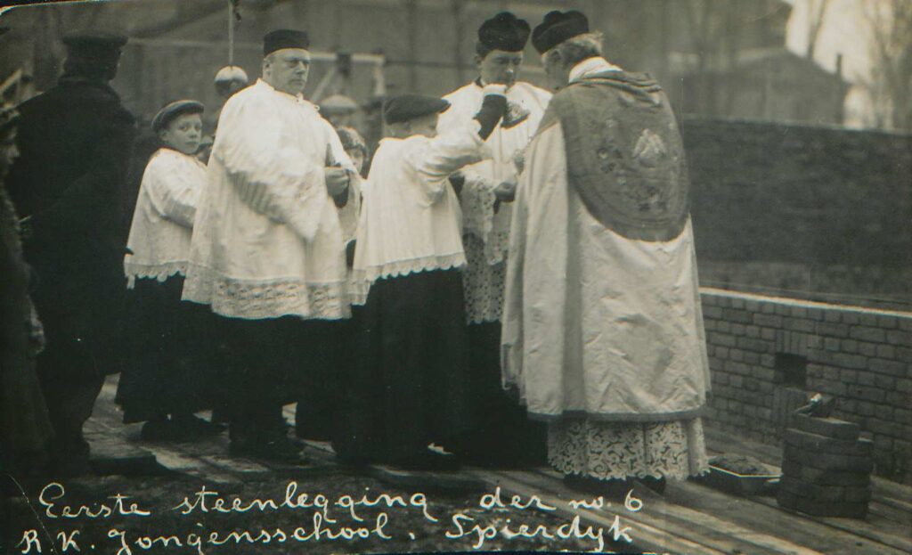 Ansichtkaart eerste steenlegging van de R.K. Jongensschool in Spierdijk.