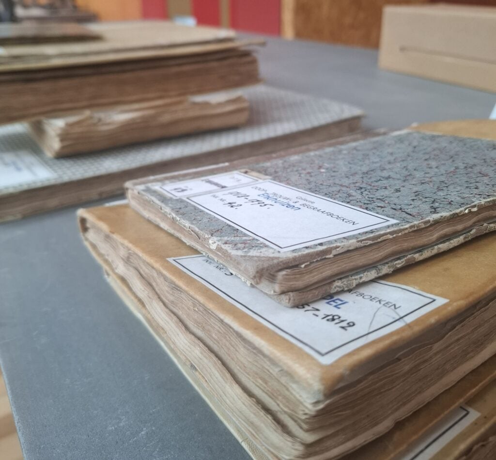 Stapel met oude boeken uit de doop-trouw- en begraafboeken