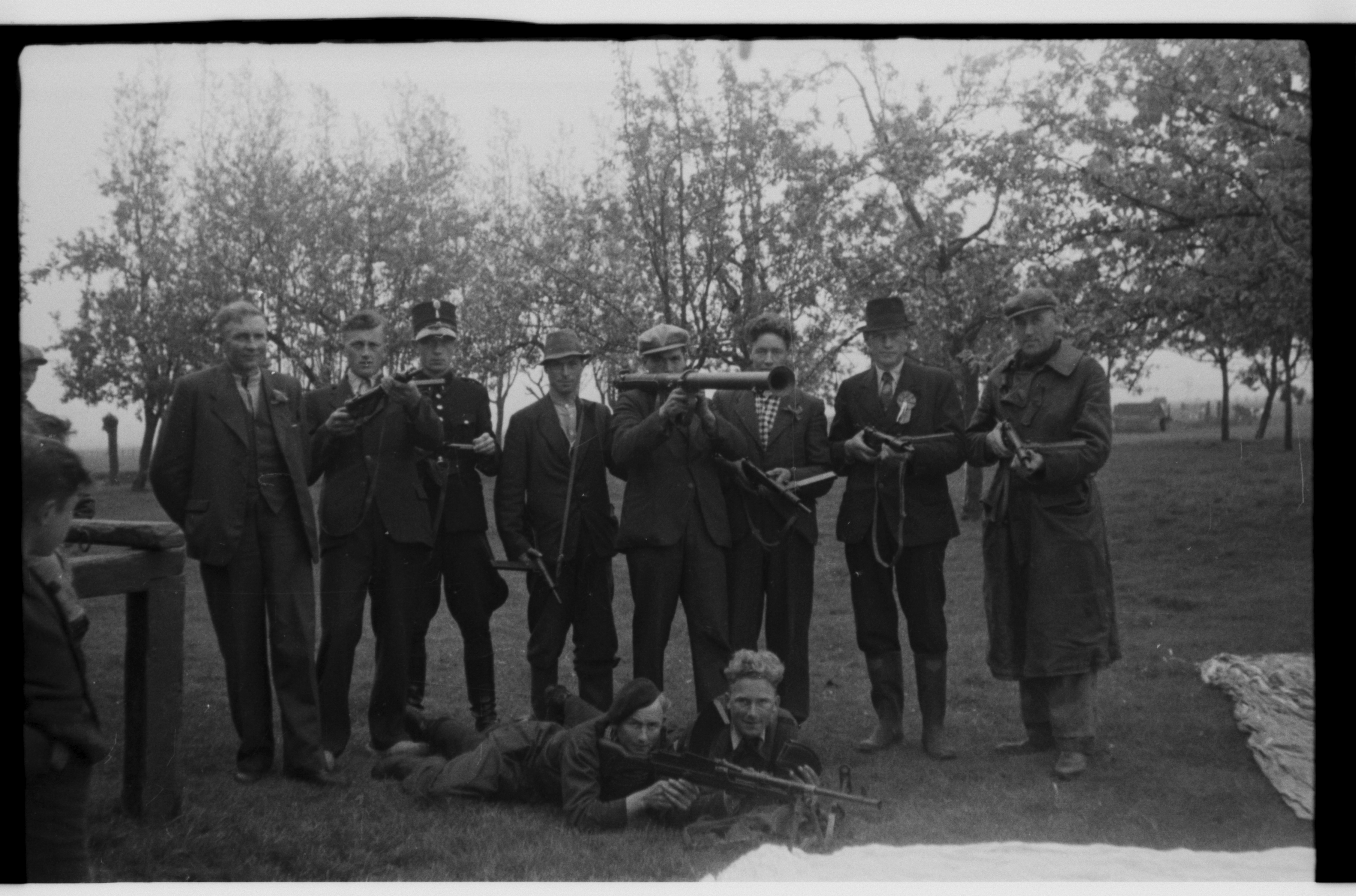 Mannen met wapens op een Doppingsveld (foto van Osinga)