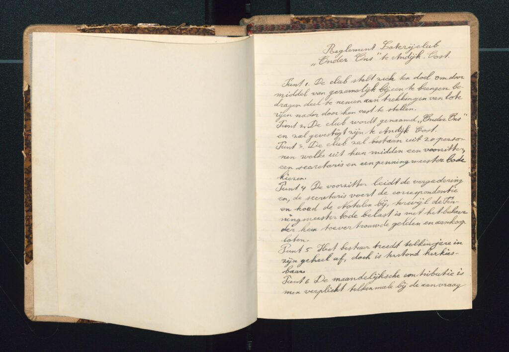 Notulenboek van de loterijclub ‘Onder Ons’ te Andijk-Oost, met op de eerste pagina het reglement van de vereniging.