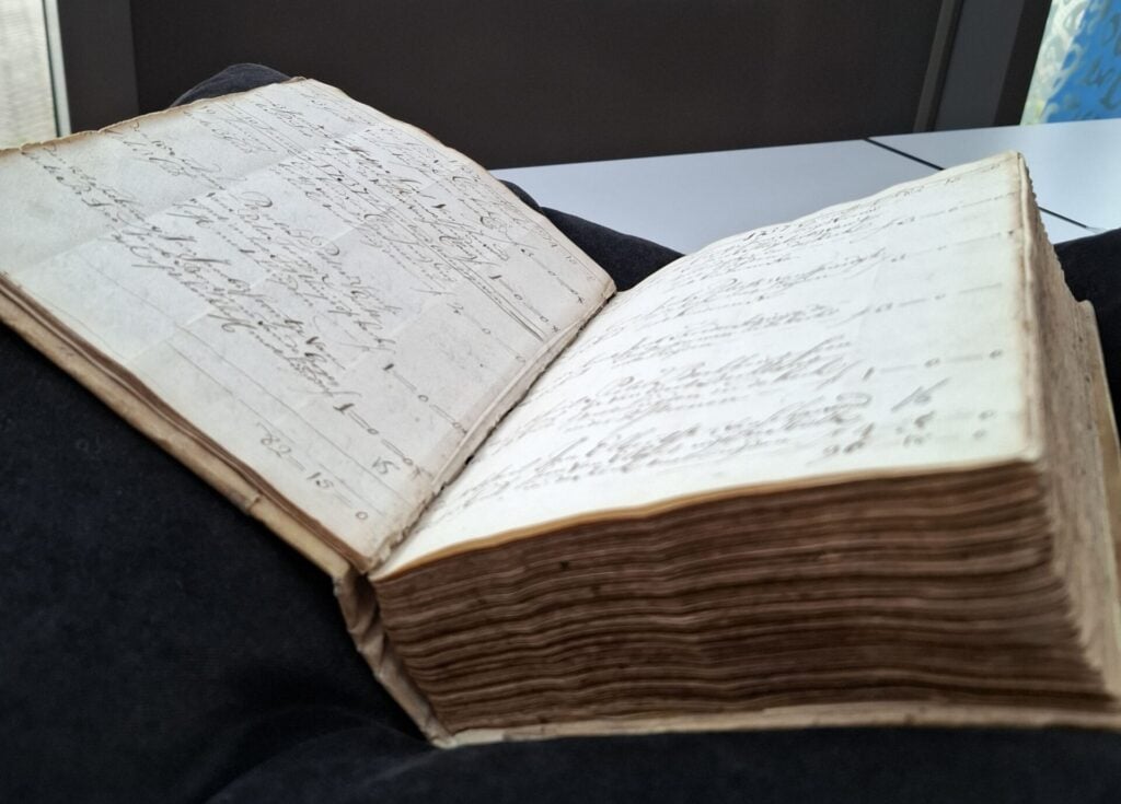 opengeslagen boek op een kussen