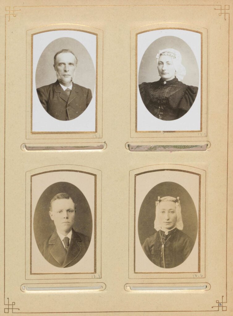 Pagina uit één van de fotoalbums van de familie Hart.