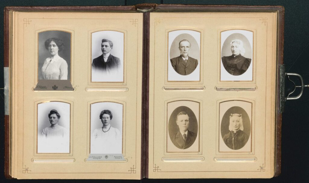 Pagina uit één van de fotoalbums van de familie Hart.