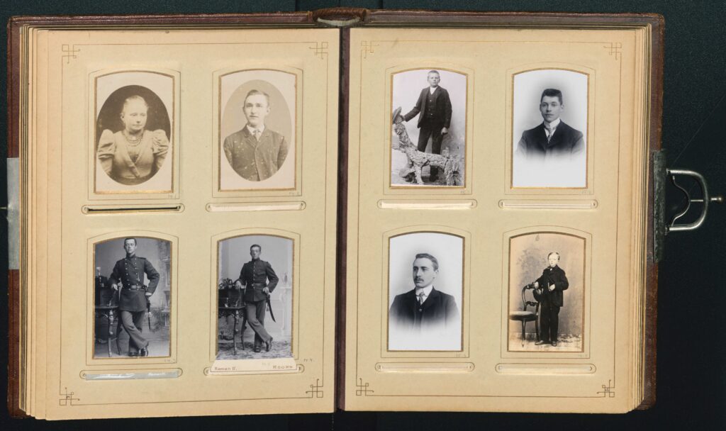 Pagina uit één van de fotoalbums van de familie Hart.