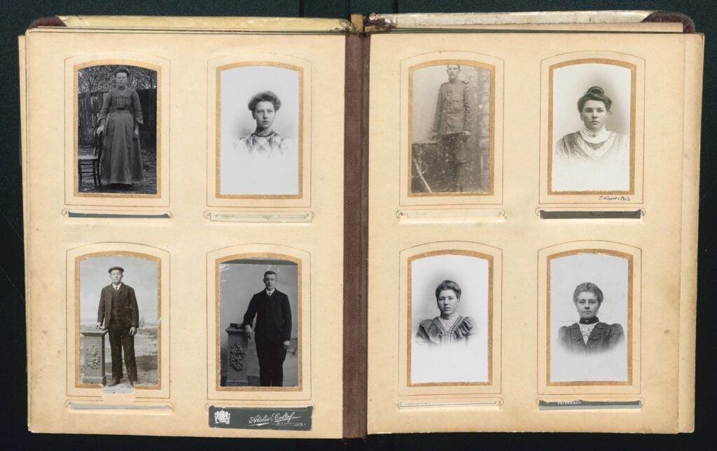 Pagina uit het fotoalbum van de familie Bakker-Bos