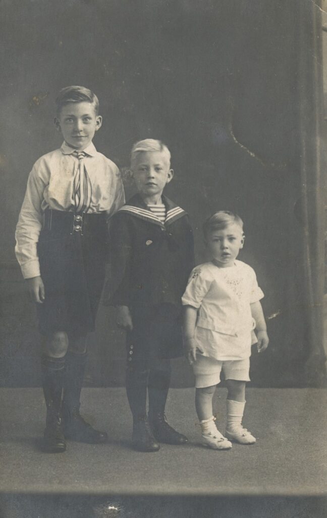 De drie broers Peetoom van links naar rechts: Frans, Jan en Piet, circa 1925