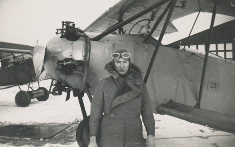 Jan Peetoom poserend voor een vliegtuigje, circa 1940
