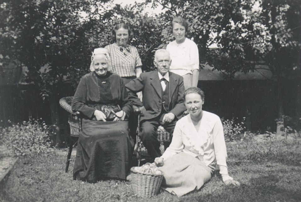 Willem Jan Schermer en Guurtje Groen met dochters, circa 1920