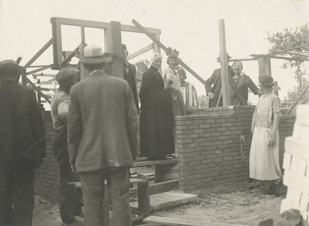 Guurtje Groen bij de bouw van de woning van de familie Schermer aan de Draafsingel