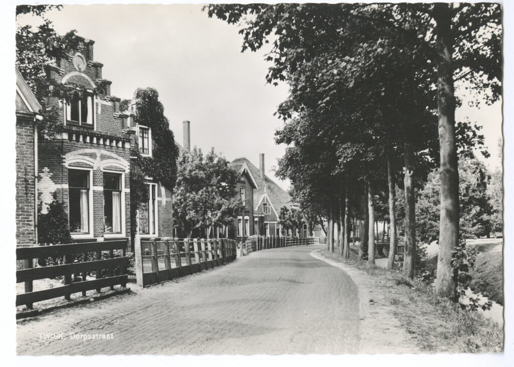 Ansichtkaart met afbeelding van de Dorpsstraat in Twisk