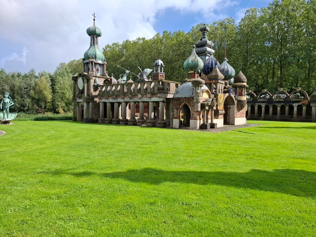 Een gebouwd kunstwerk op een grasveld in de Kunsttuin Winkel