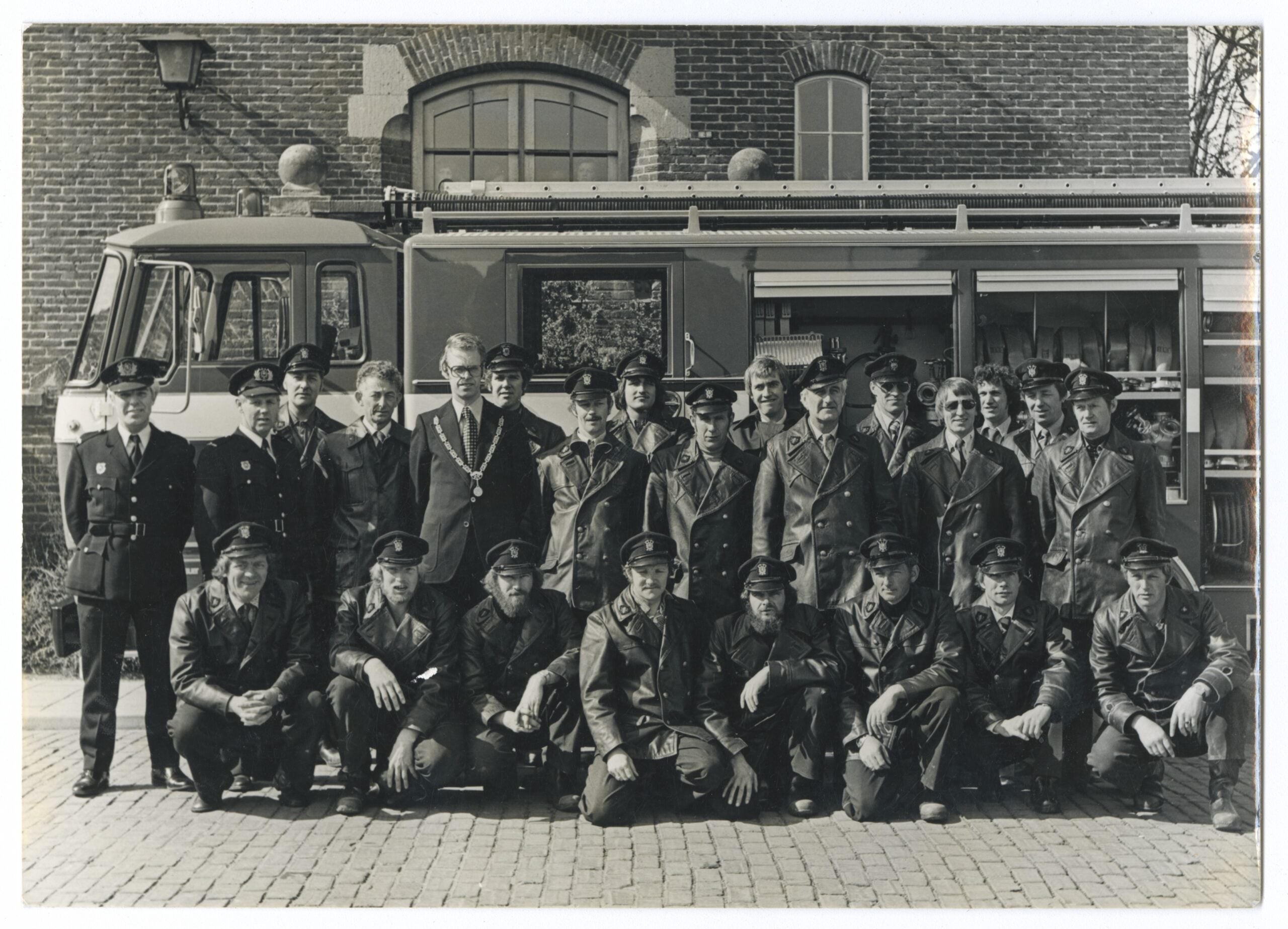 Groepsfoto brandweer Wervershoof in april 1977