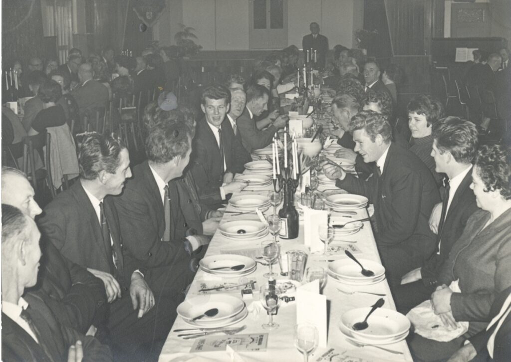 Leden van de L.T.B., afdeling Spanbroek, tijdens een diner